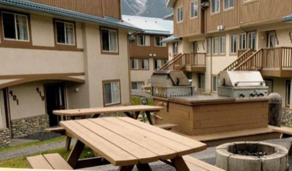 Banff Boundary Lodge Canmore Ngoại thất bức ảnh